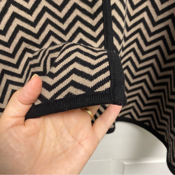 Liz Claiborne Sweater Poncho L/XL Black and Beige Chevron leather buckle closure - Picture 9 of 12